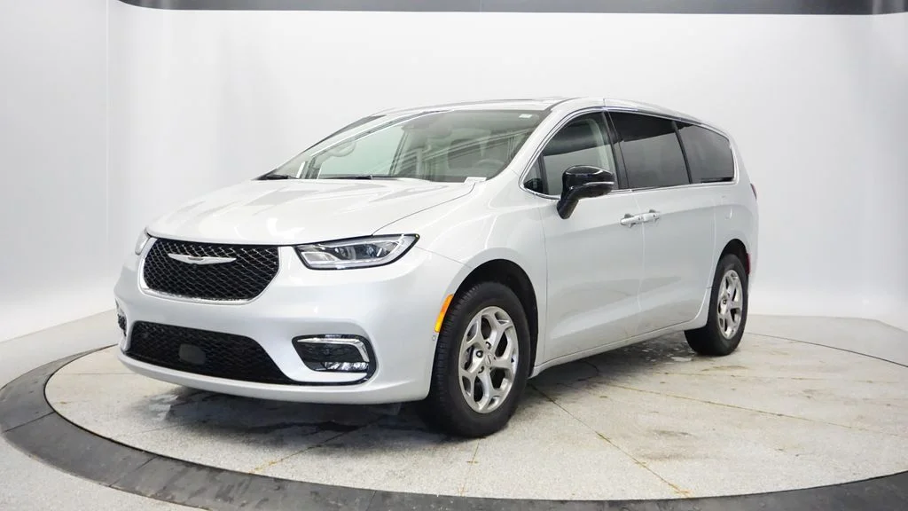 2024 Chrysler Pacifica Limited AWD's photo