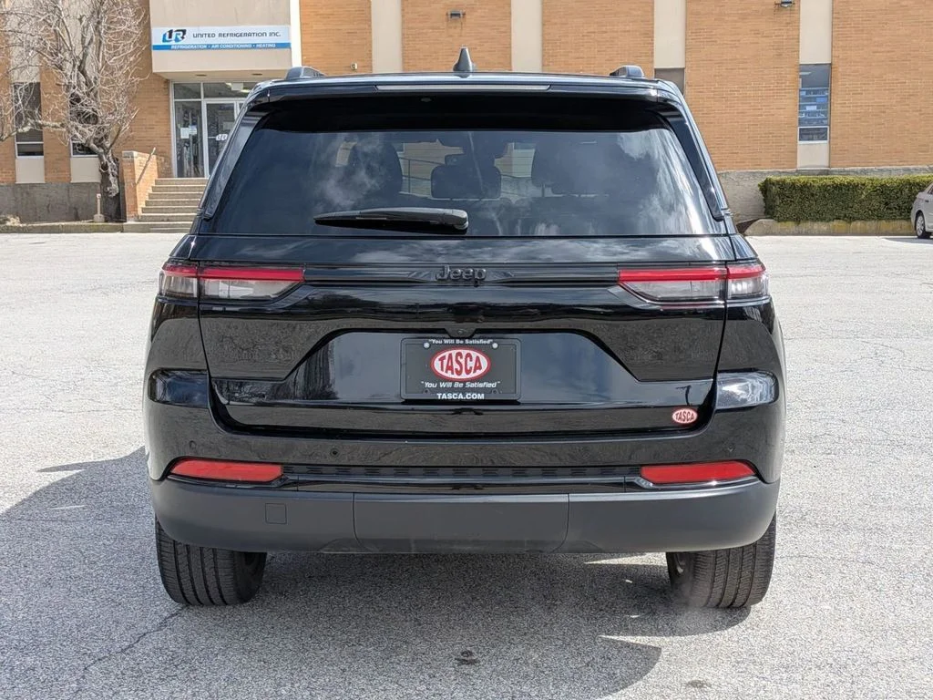 Used 2023 Black Jeep Altitude X image 4