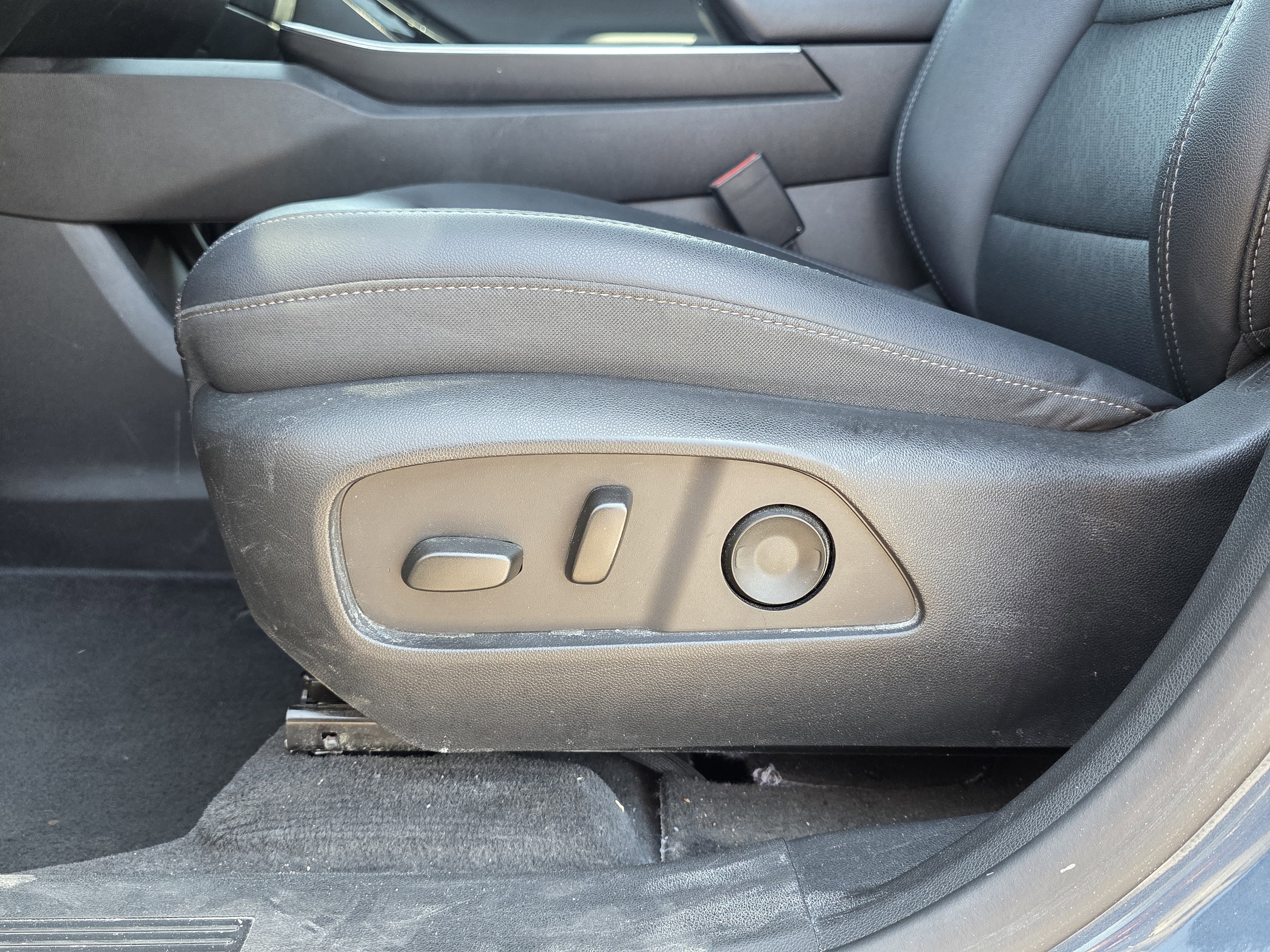 Used 2025 Lakeshore Blue Metallic Chevrolet AWD LT image 14