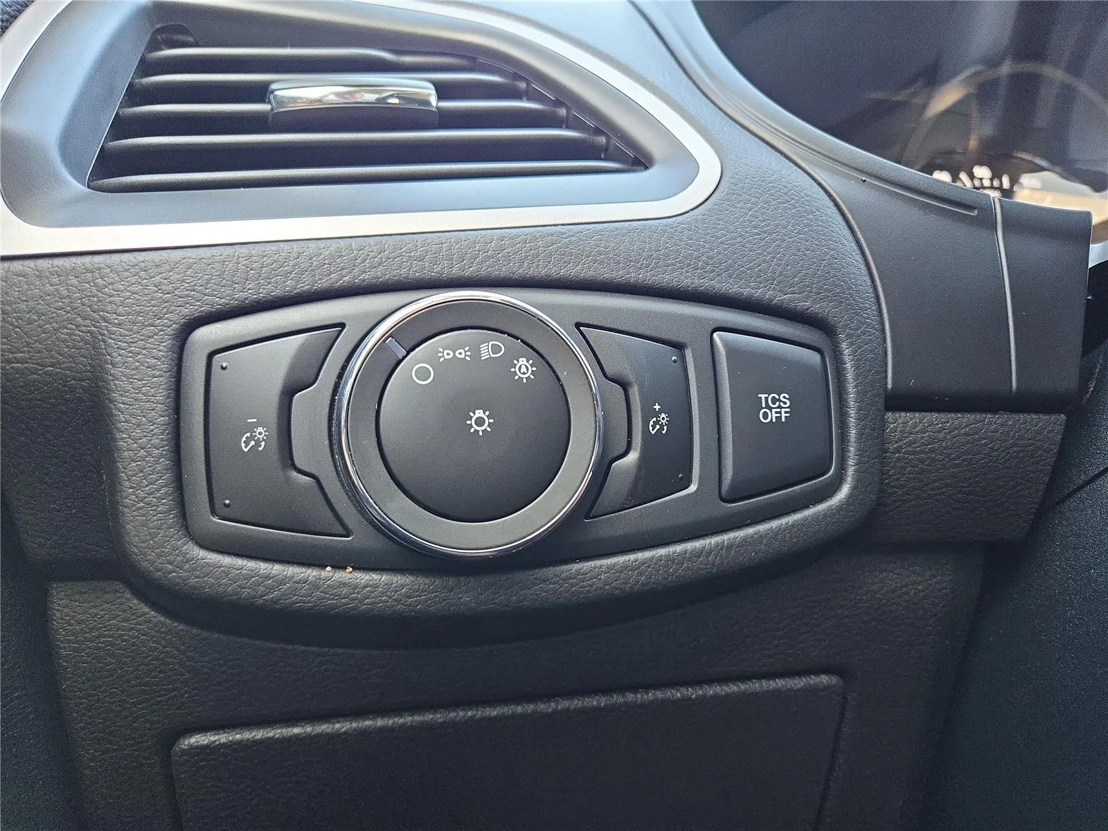 Used 2023 Iconic Silver Ford SE image 16