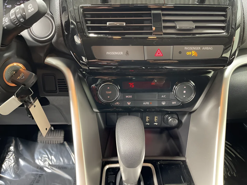New 2026 Labrador Black Pearl Mitsubishi ES image 16