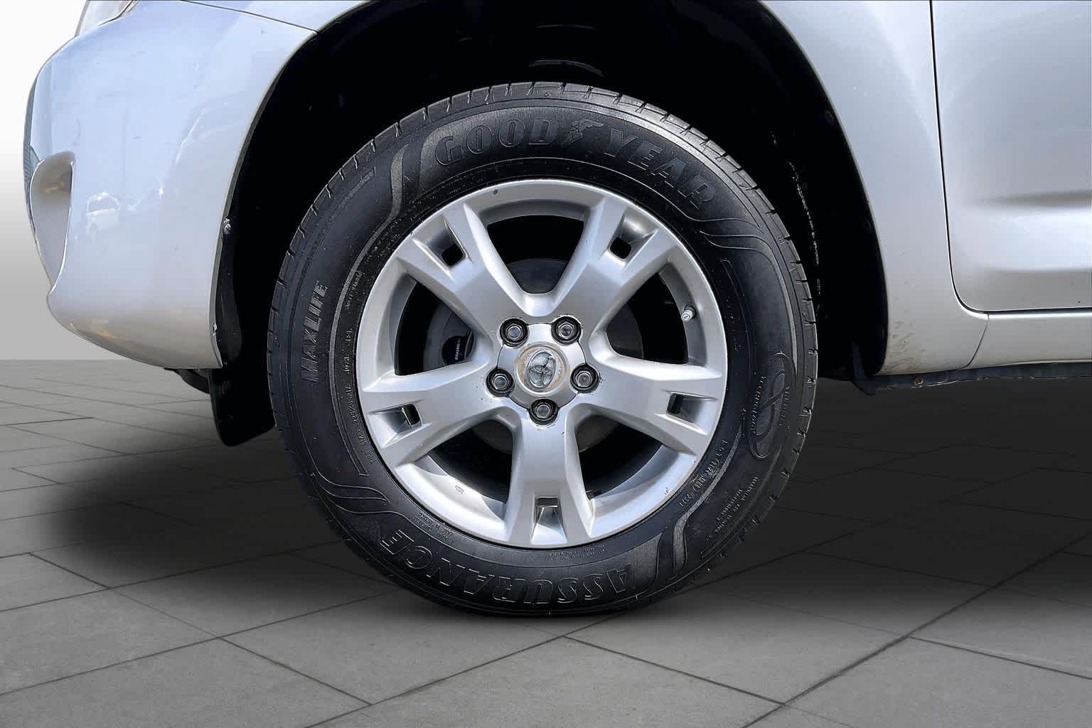 Used 2012 Classic Silver Metallic Toyota  image 11
