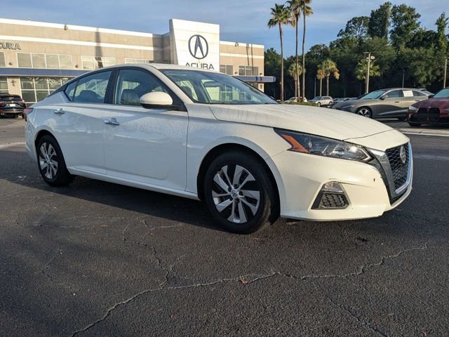 Used 2022 Glacier White Nissan 2.5 S image 2