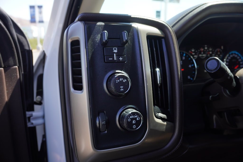 Used 2018 White GMC Denali image 19