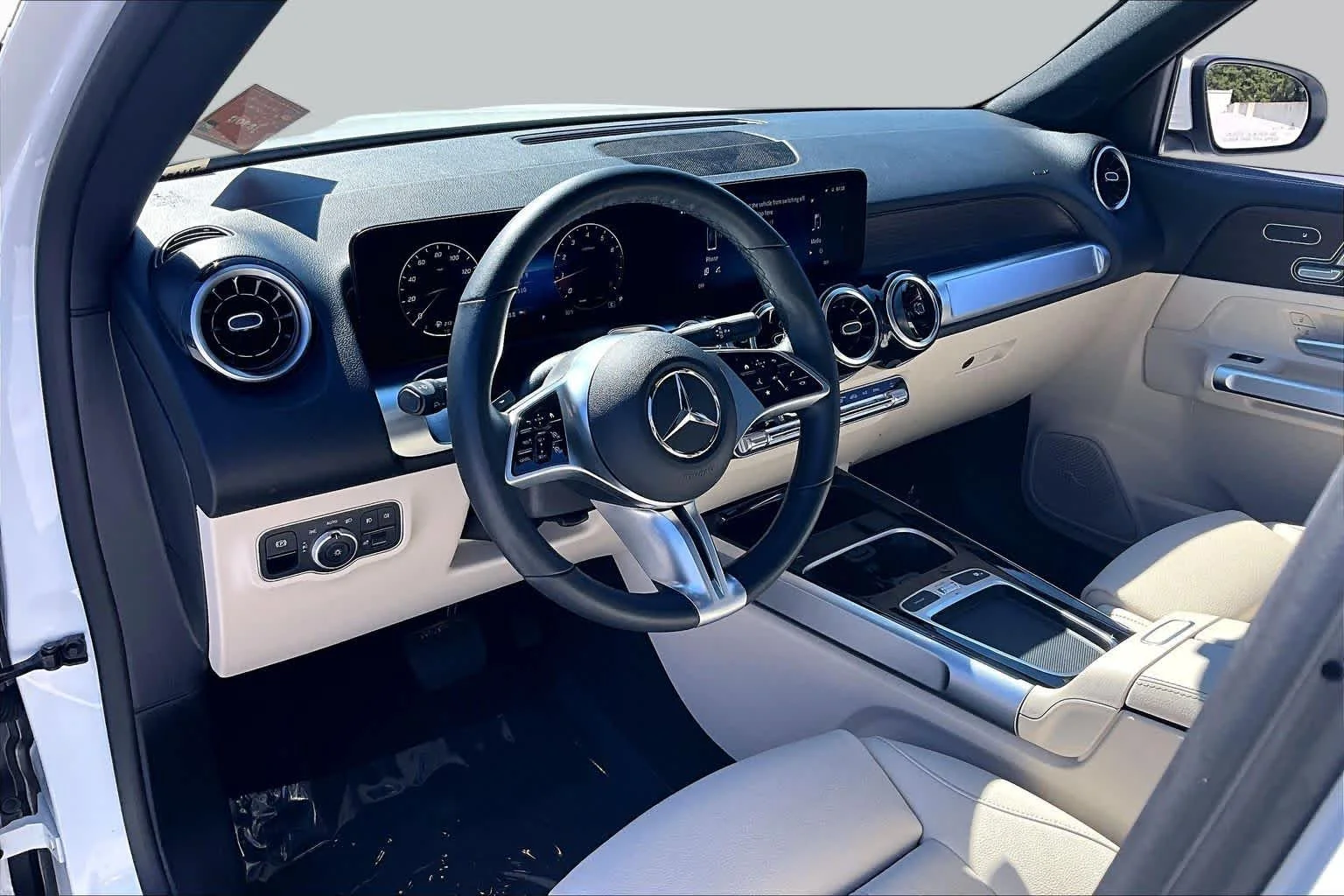 Used 2026 Polar White Mercedes-Benz GLB 250 image 17