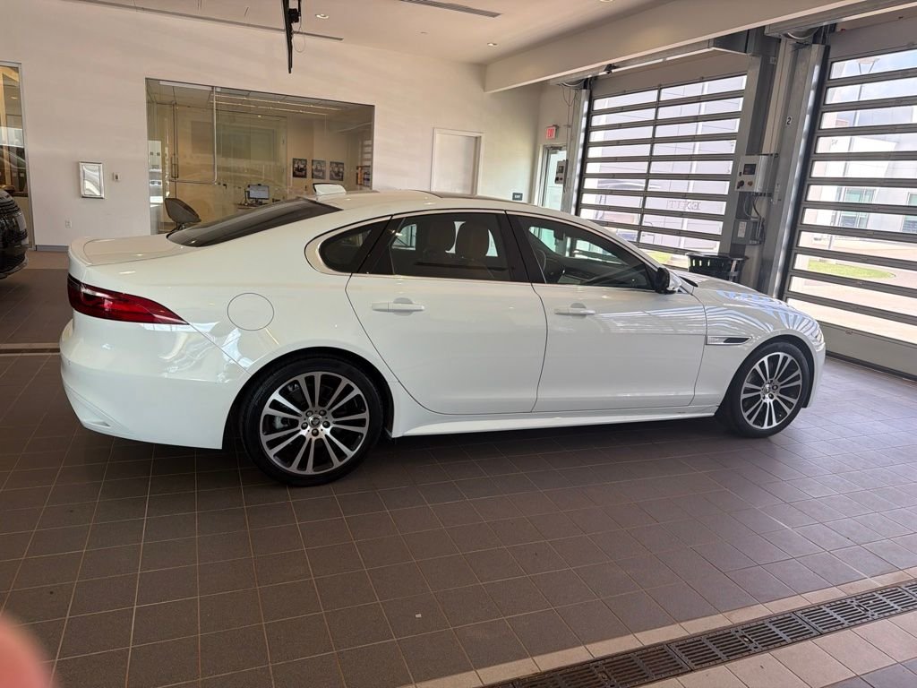 Used 2024 White Jaguar R-Dynamic SE image 6