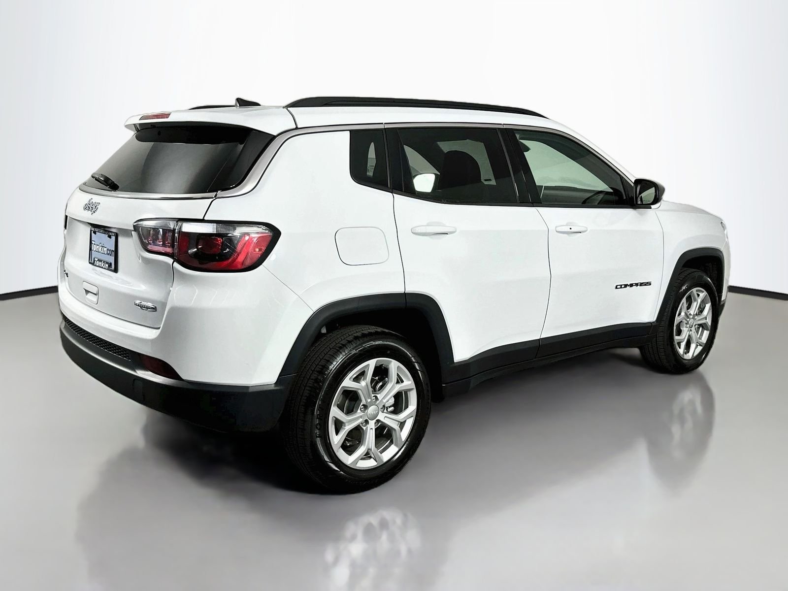 Used 2024 Bright White Clearcoat Jeep Latitude image 8