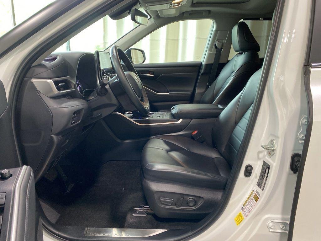 Used 2023 Pearl Toyota XLE image 6