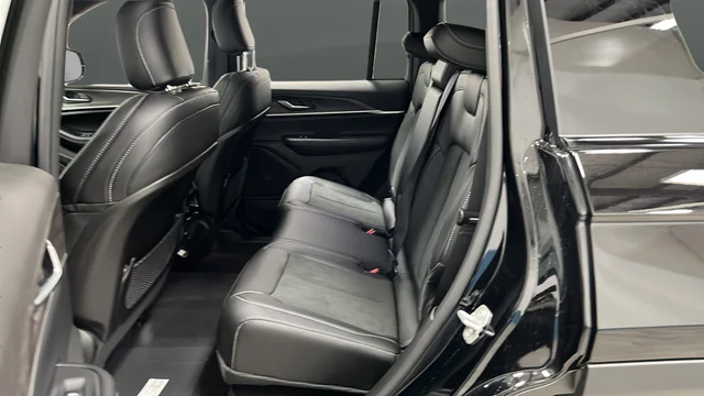 New 2026 Diamond Black Crystal Pearl-Coat Exterior Paint Jeep Altitude image 24