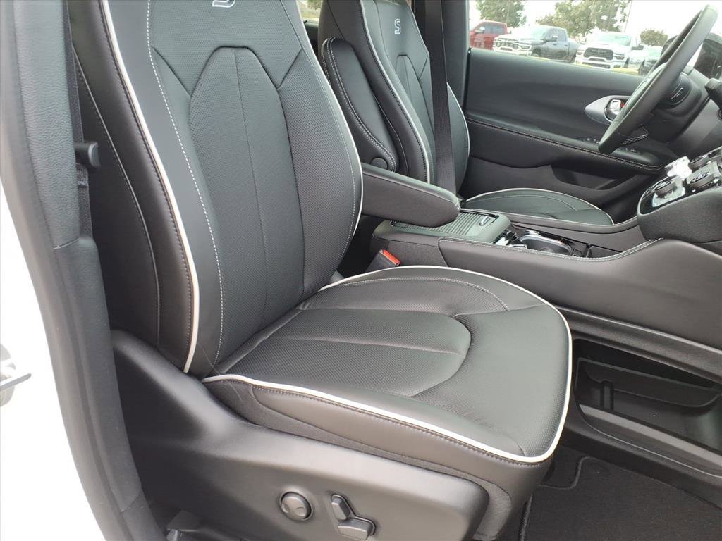 New 2026 Bright White Clear-Coat Exterior Paint Chrysler Limited image 7