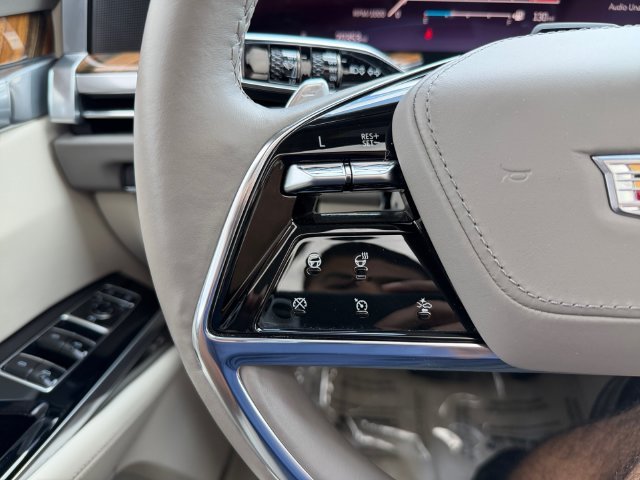 Used 2025 White Cadillac Sport Platinum image 23
