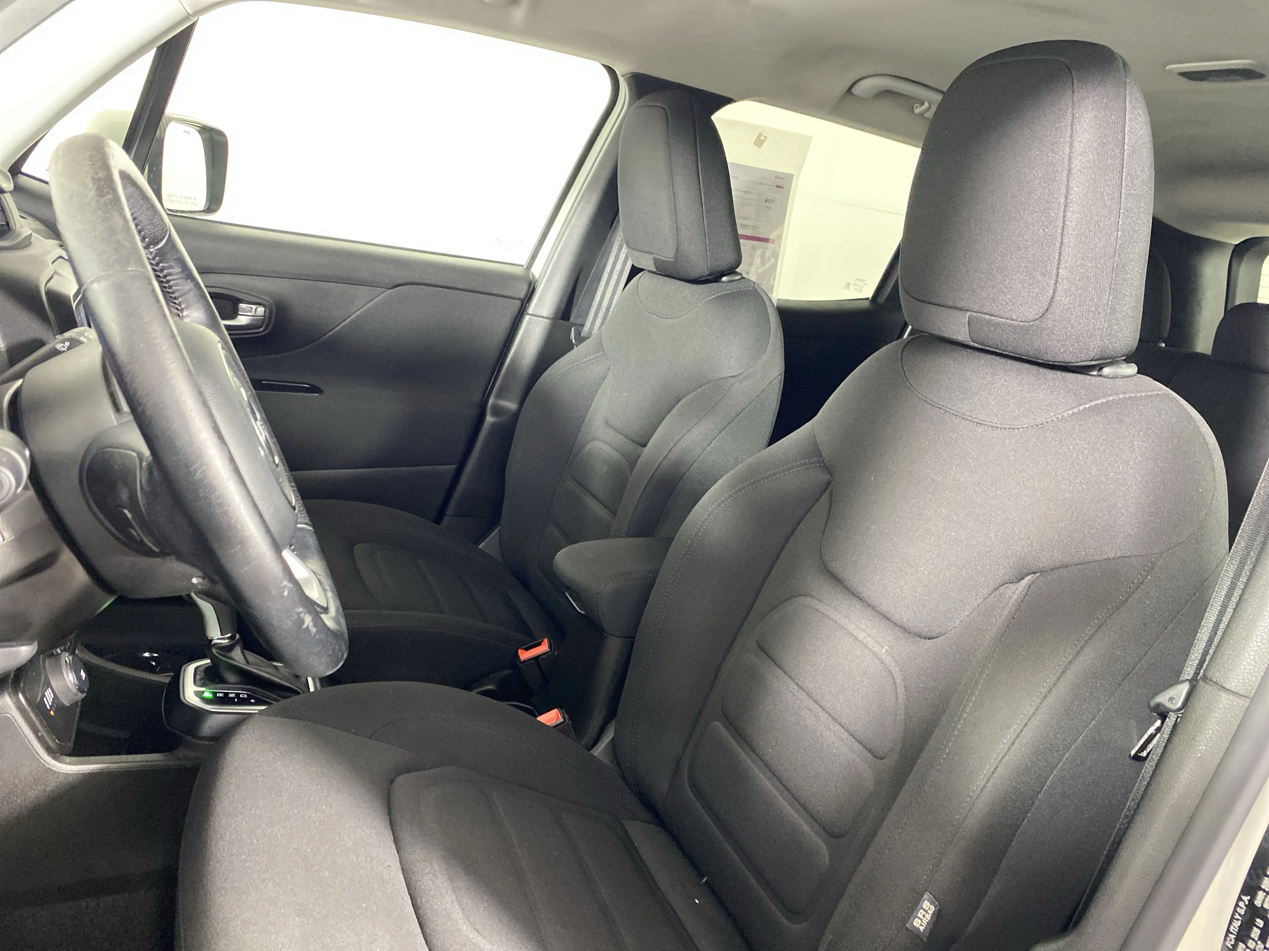 Used 2020 Alpine White Clearcoat Jeep Latitude image 17