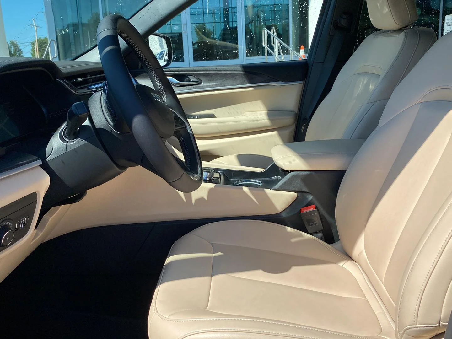 Used 2025 Diamond Black Crystal Pearlcoat Jeep Limited image 6
