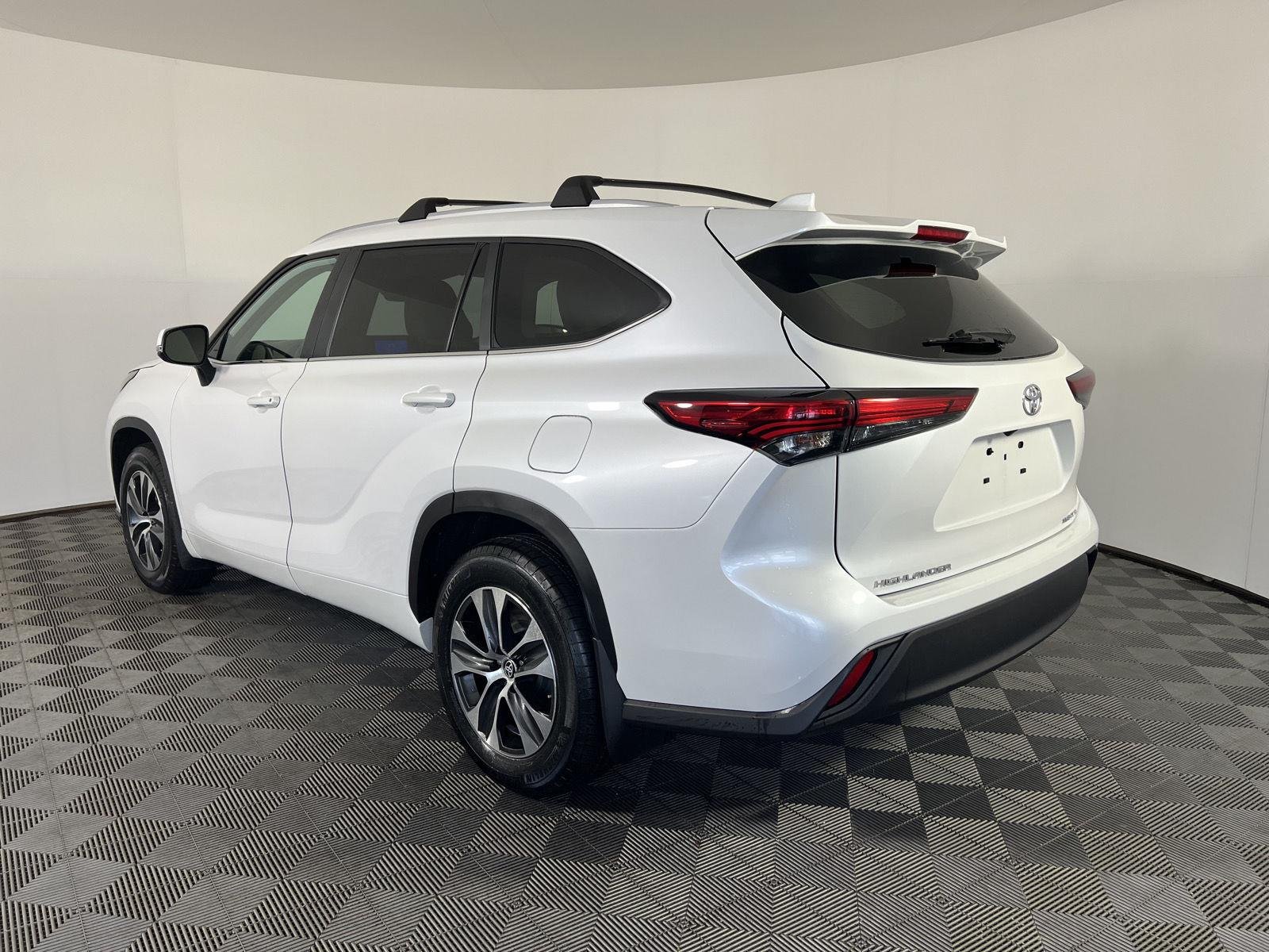 Used 2023 Wind Chill Pearl Toyota XLE image 30