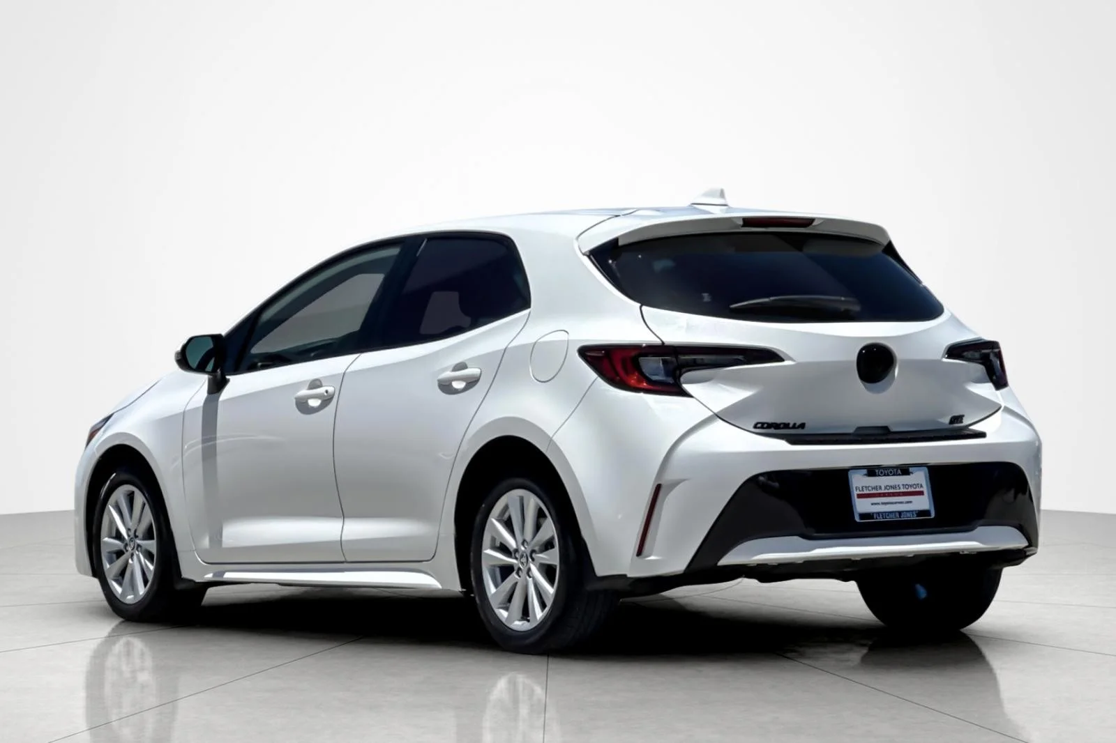 Certified Used 2025 Ice Cap Toyota SE image 3