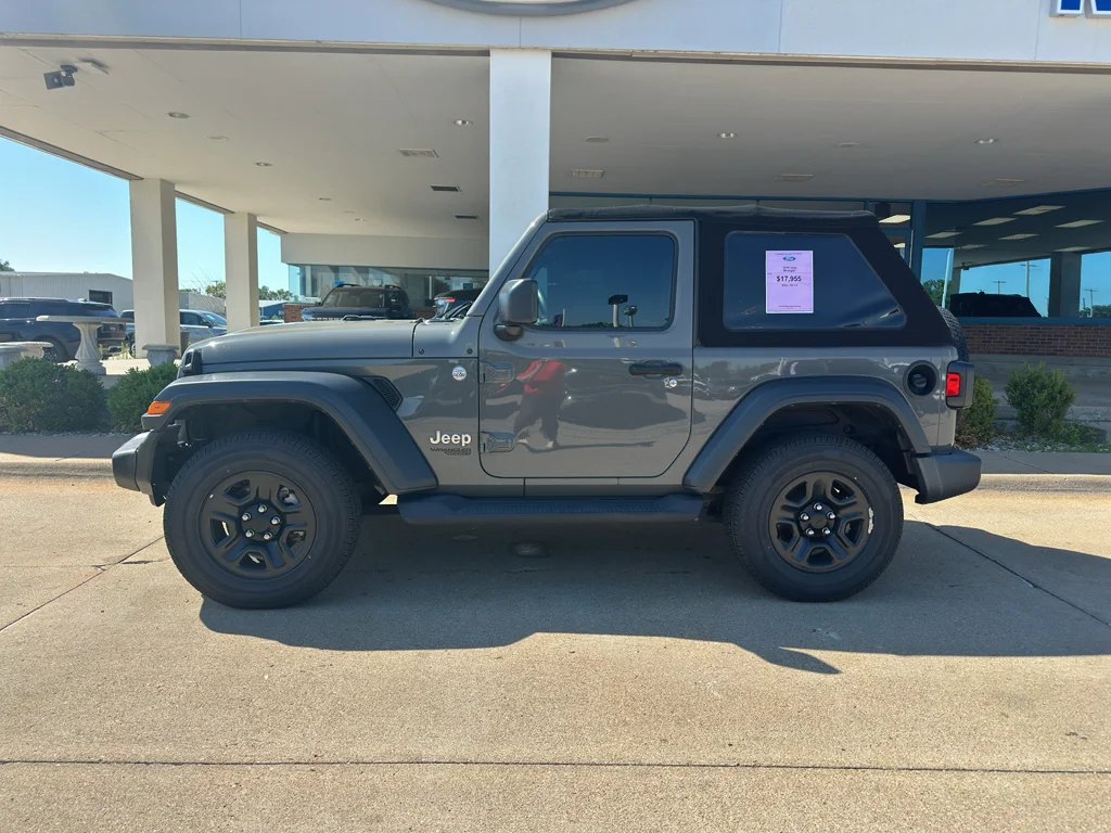 Used 2018 Sting-Gray Clearcoat Jeep Sport image 4