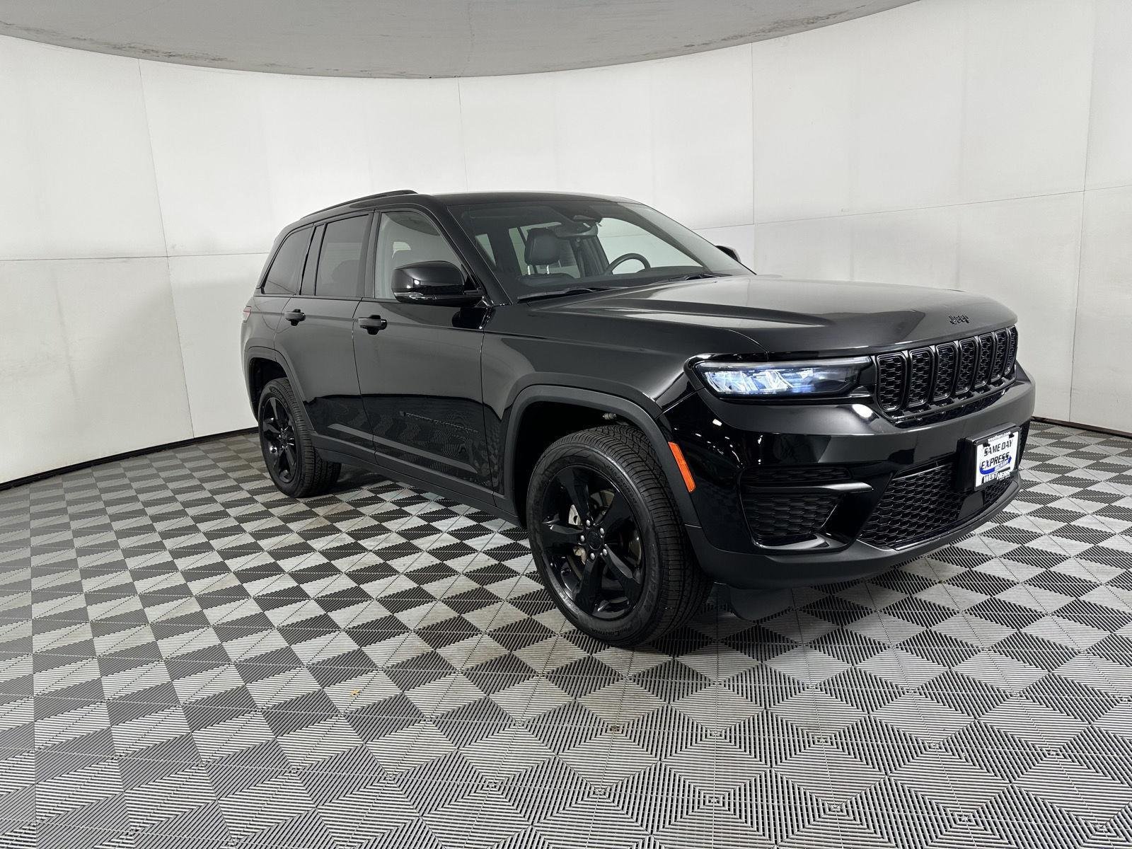 Used 2023 Diamond Black Crystal Pearlcoat Jeep Altitude image 22