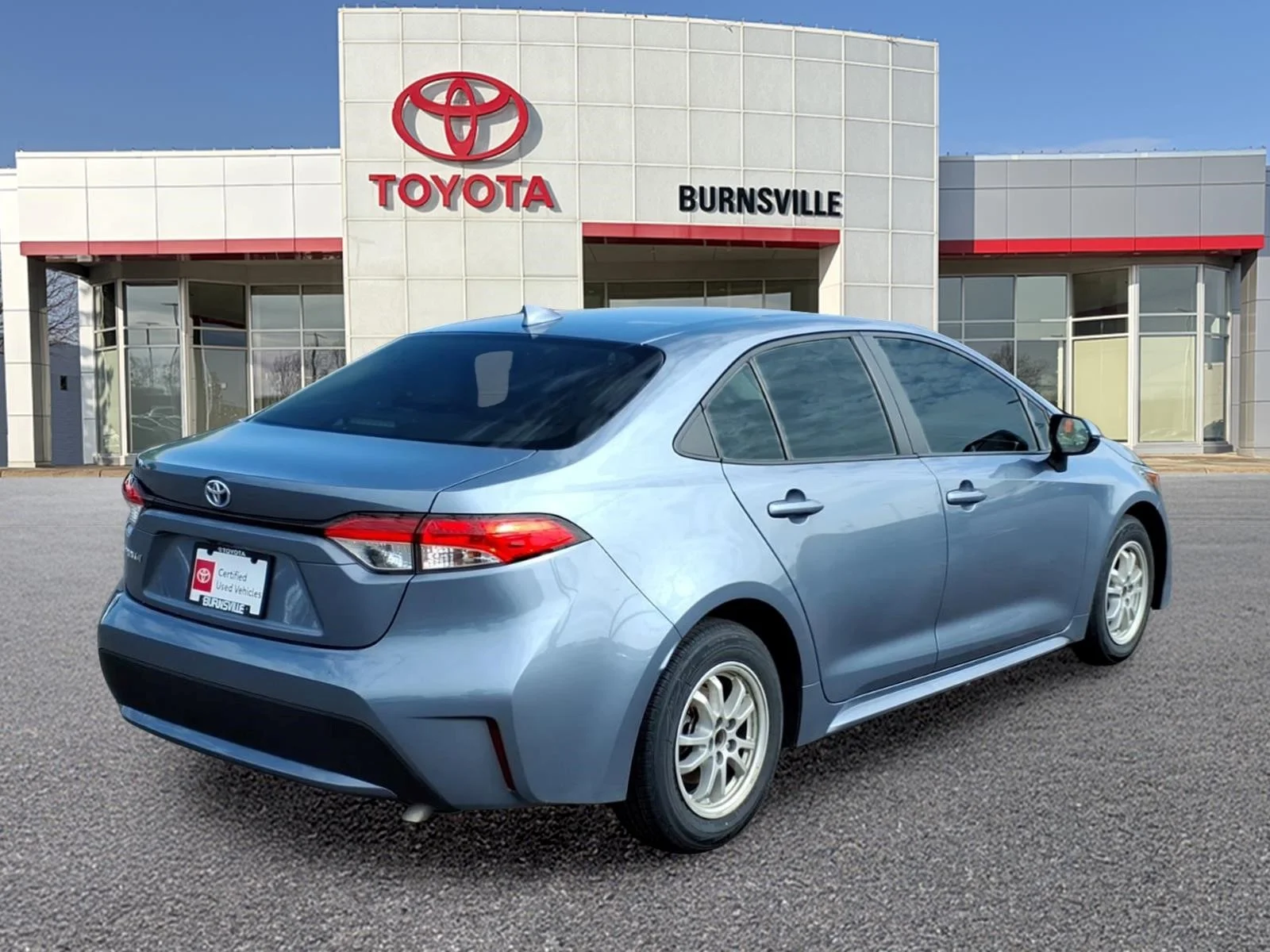 Certified Used 2022  Toyota LE image 3