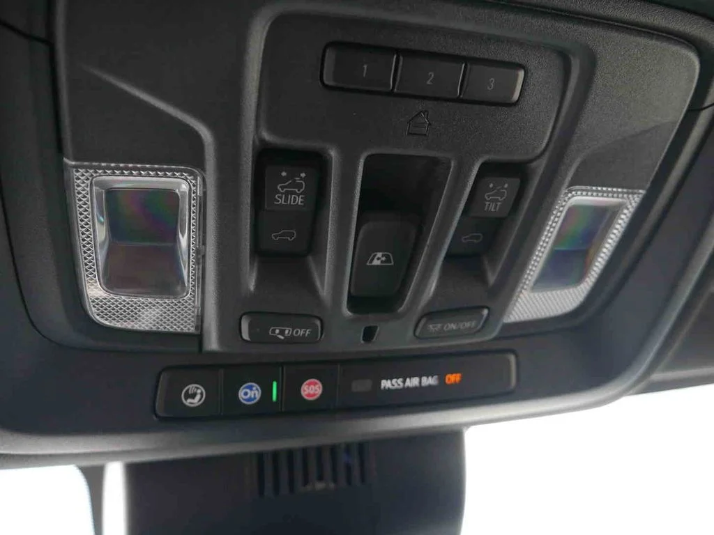 Used 2025 White GMC AT4 image 41