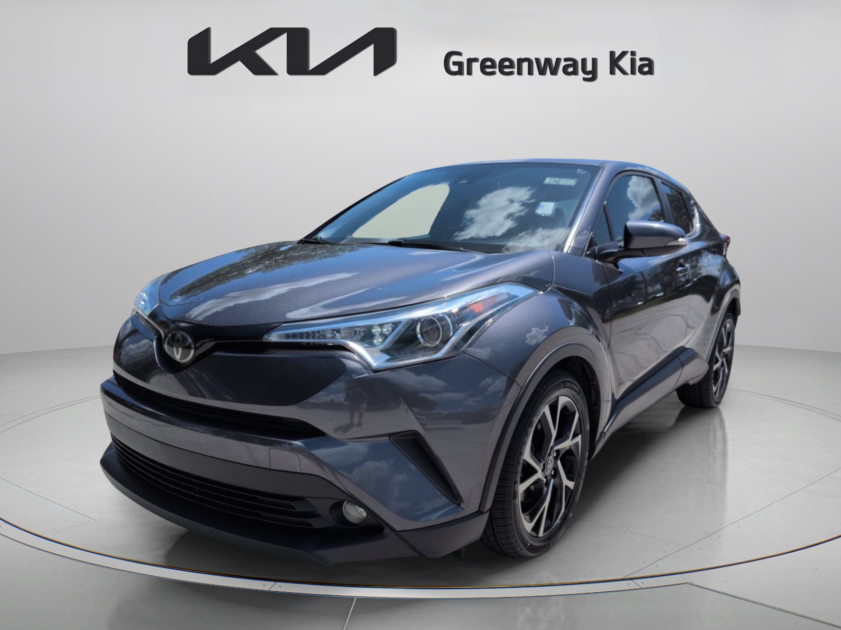 Used 2019 Magnetic Gray Metallic Toyota XLE image 9