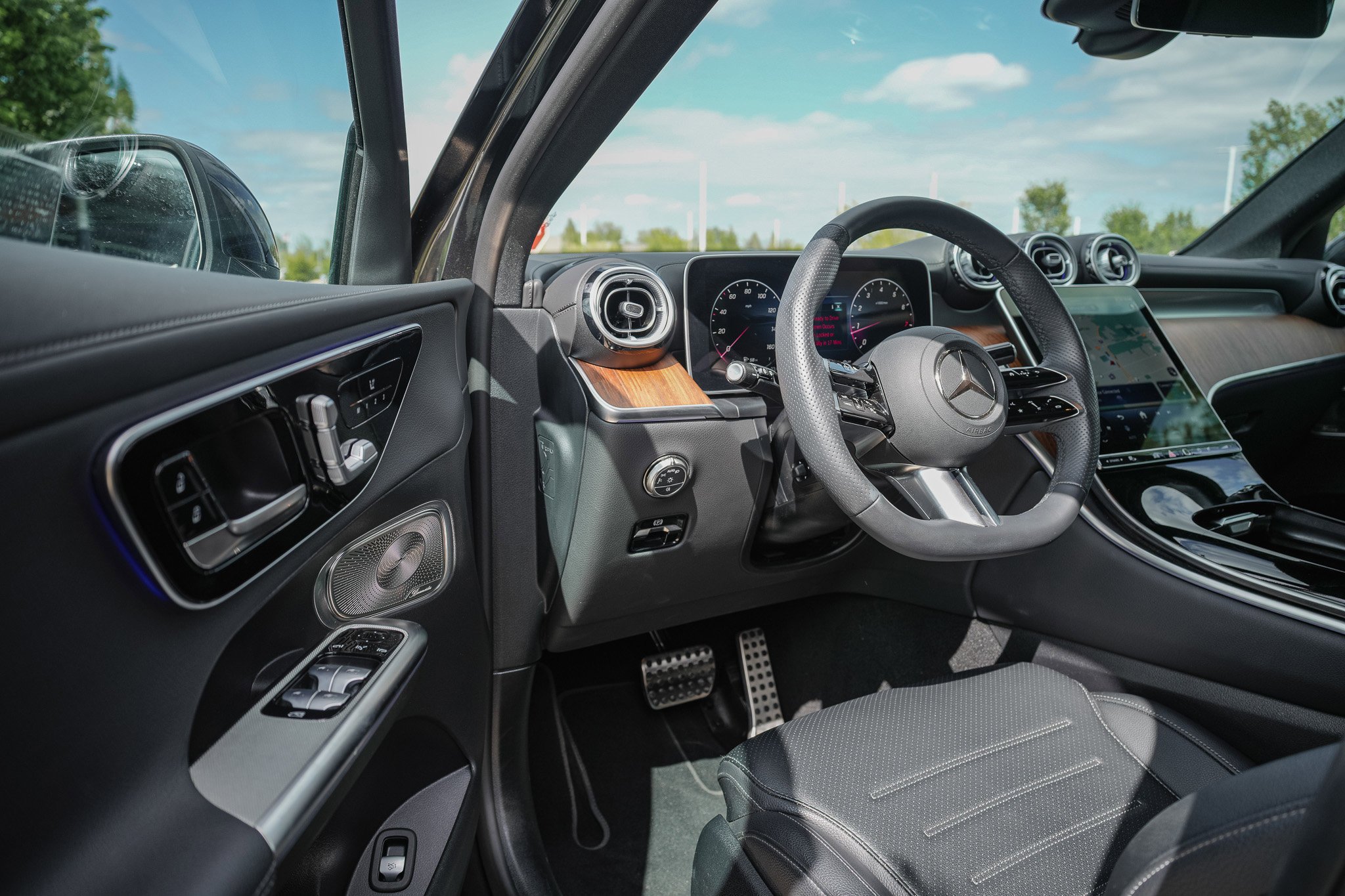 Certified Used 2025 Graphite Gray Metallic Mercedes-Benz GLC 300 image 15