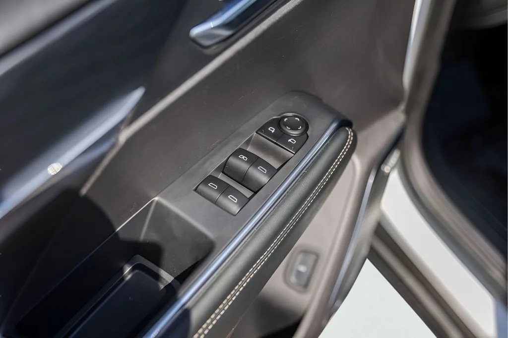 Used 2025 White GMC Elevation image 24