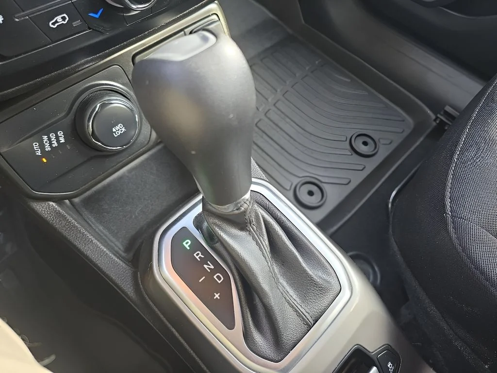 Used 2022  Jeep Latitude image 20