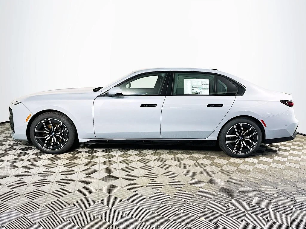 2026 BMW 7 Series 760i - Photo 8
