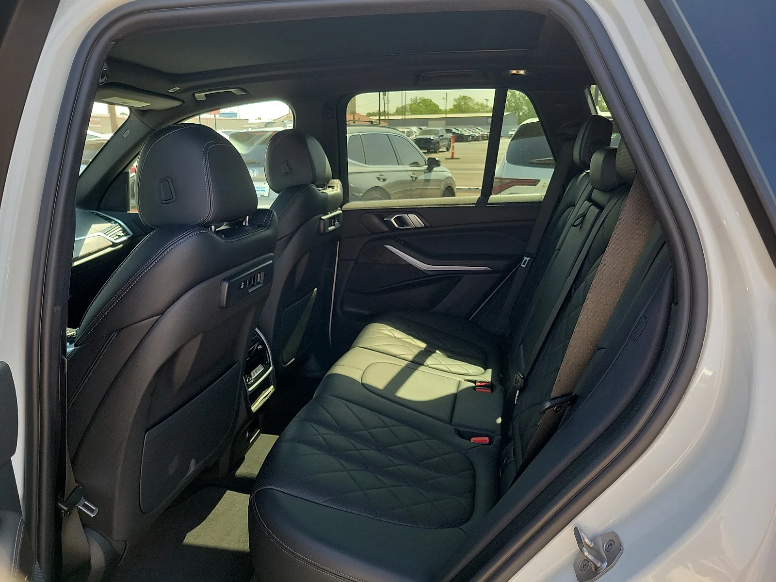 Used 2023 White Metallic BMW xDrive40i image 16