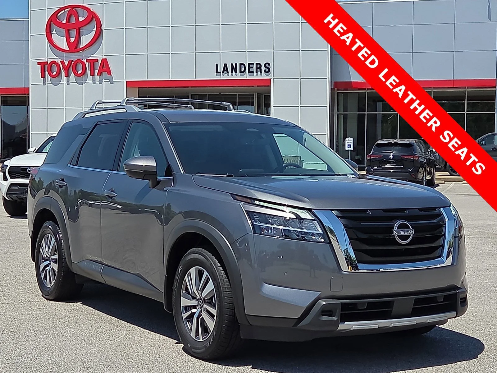 2023 Nissan Pathfinder SL 4WD's photo