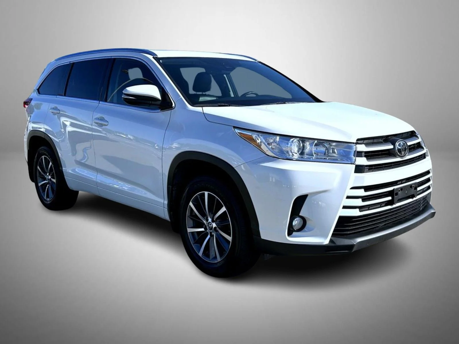 Used 2017 White Toyota XLE image 3