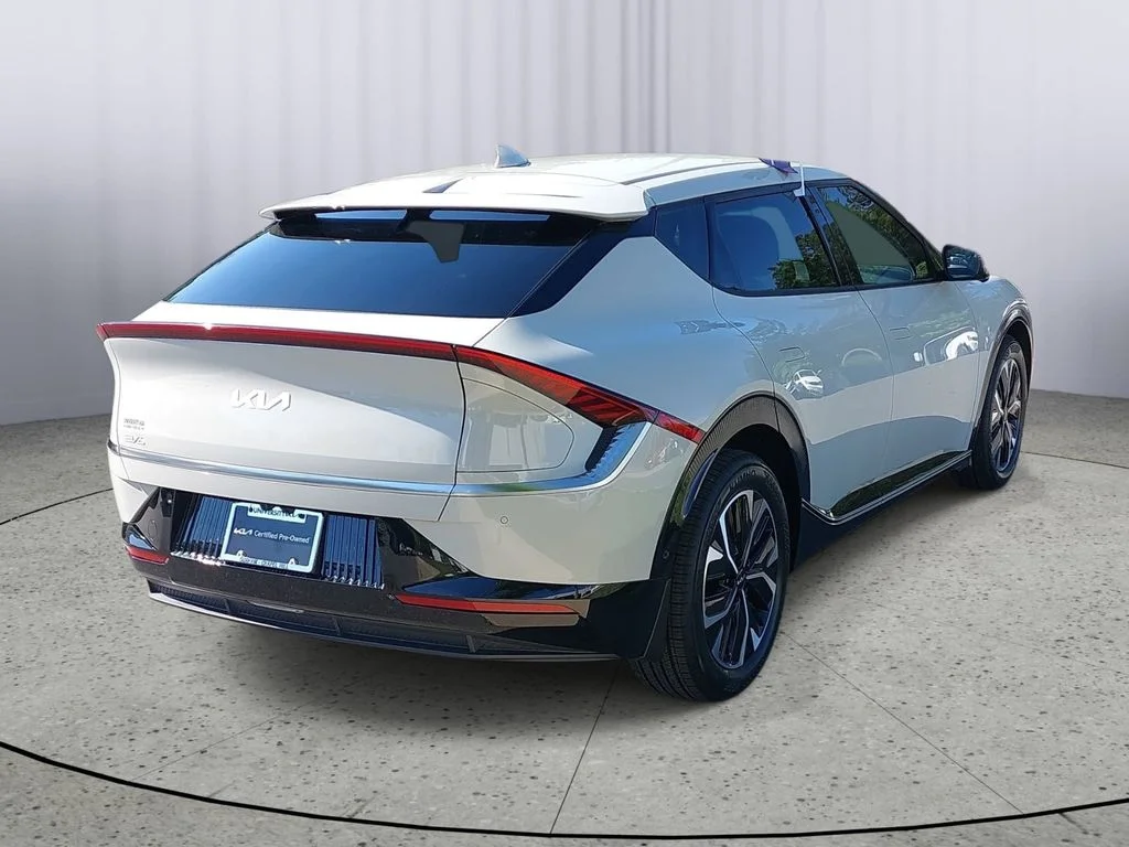 Used 2023 White Kia Wind image 3