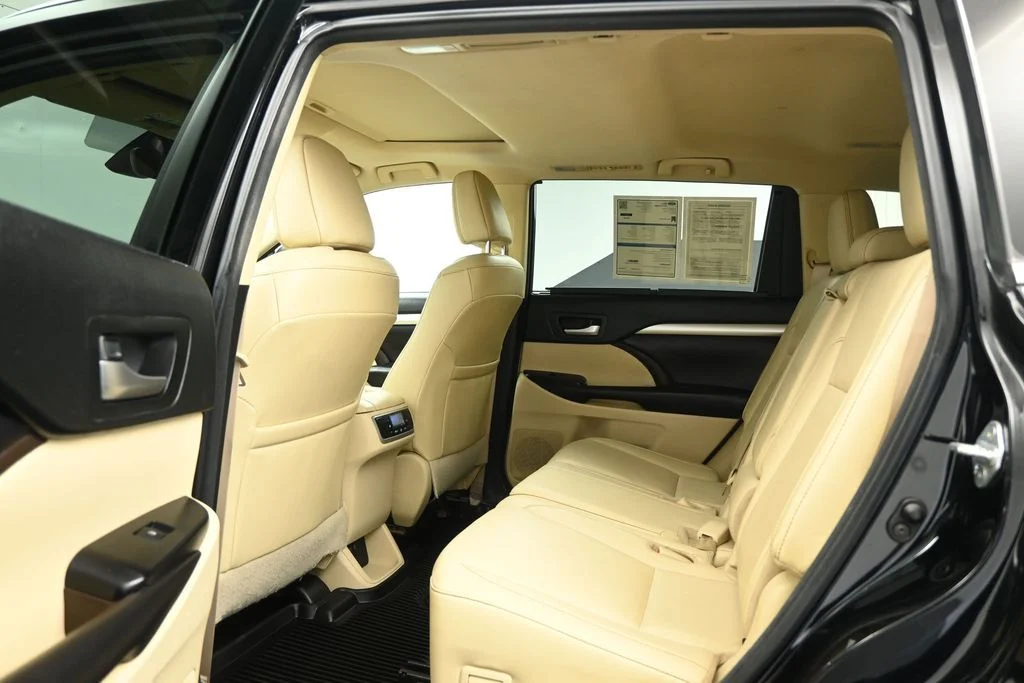 Used 2018 Black Toyota XLE image 18