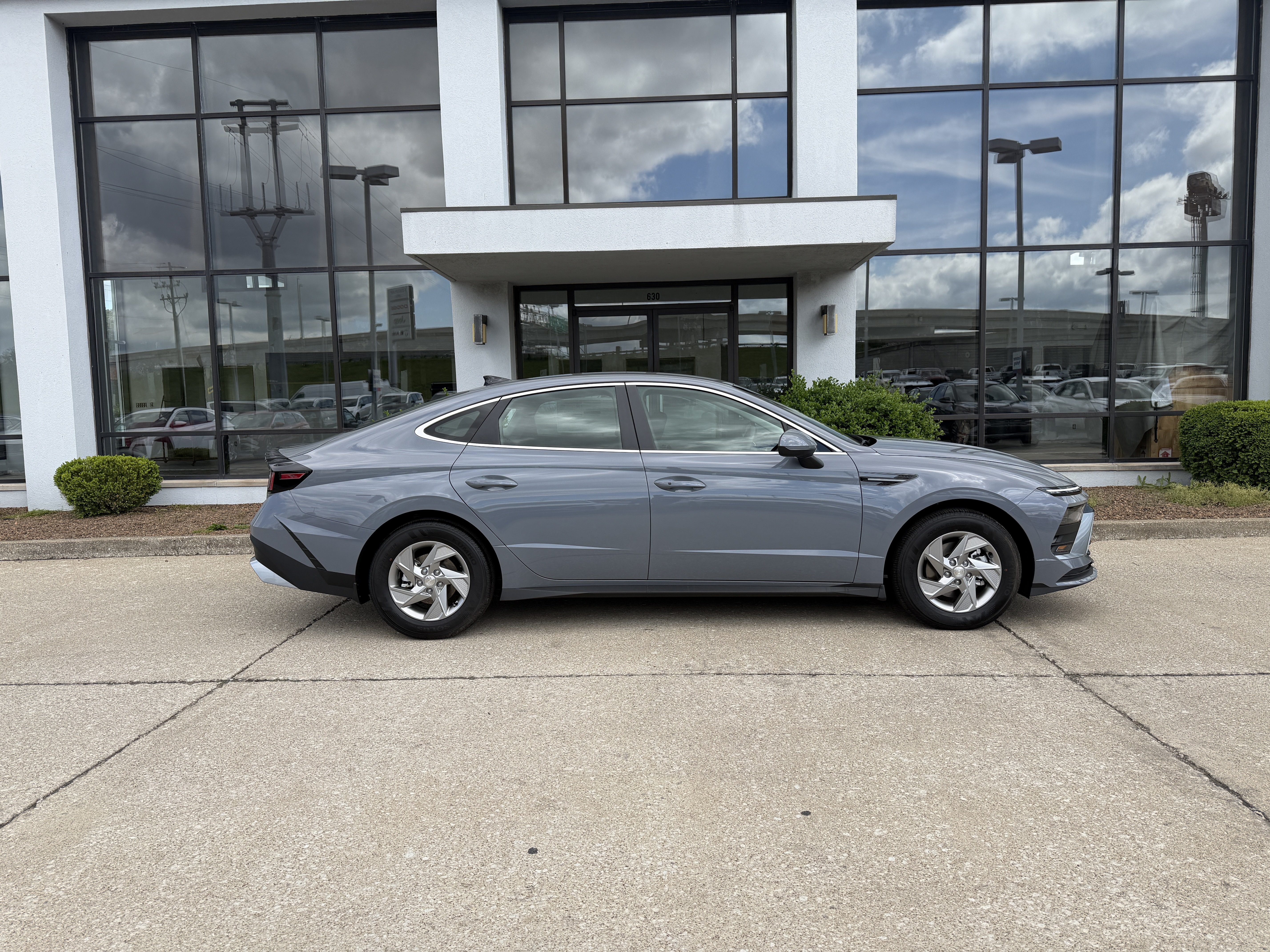 Used 2026 Transmission Blue Hyundai SE image 3
