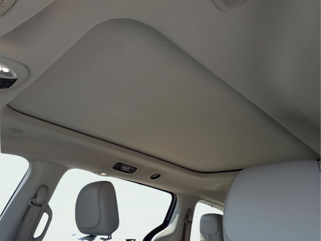 Used 2020 Silver Chrysler Limited image 22