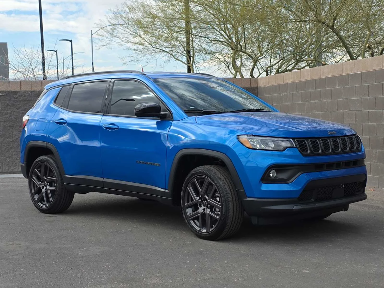 New 2026 Hydro Blue Pearl-Coat Exterior Paint Jeep Latitude image 2