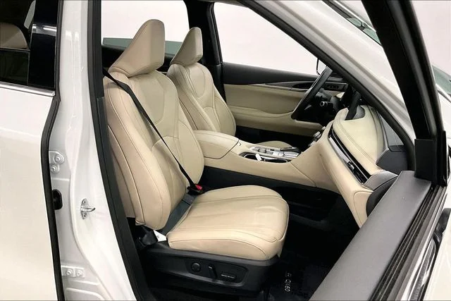 Used 2024 Majestic White INFINITI LUXE image 8