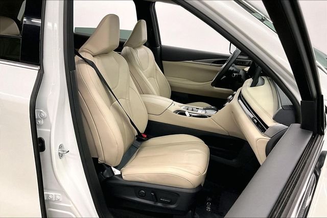 Used 2024 Majestic White INFINITI LUXE image 8