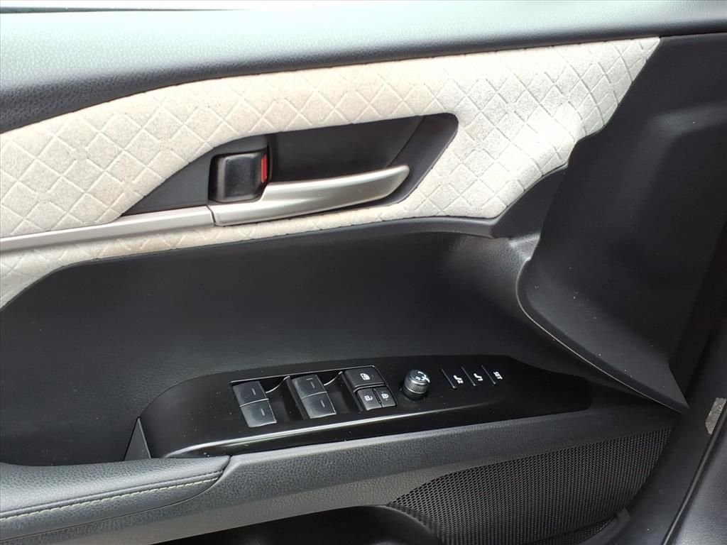 Used 2025  Toyota XLE image 16