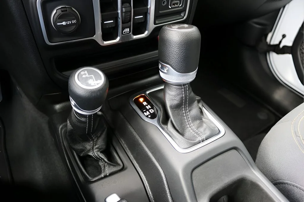 Used 2025 White Jeep Sahara image 26