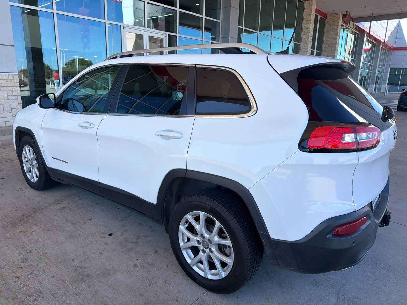 Used 2016 White Jeep Latitude image 13