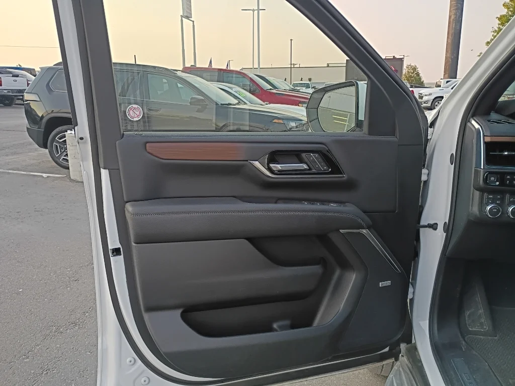 Used 2025 White GMC Denali image 25