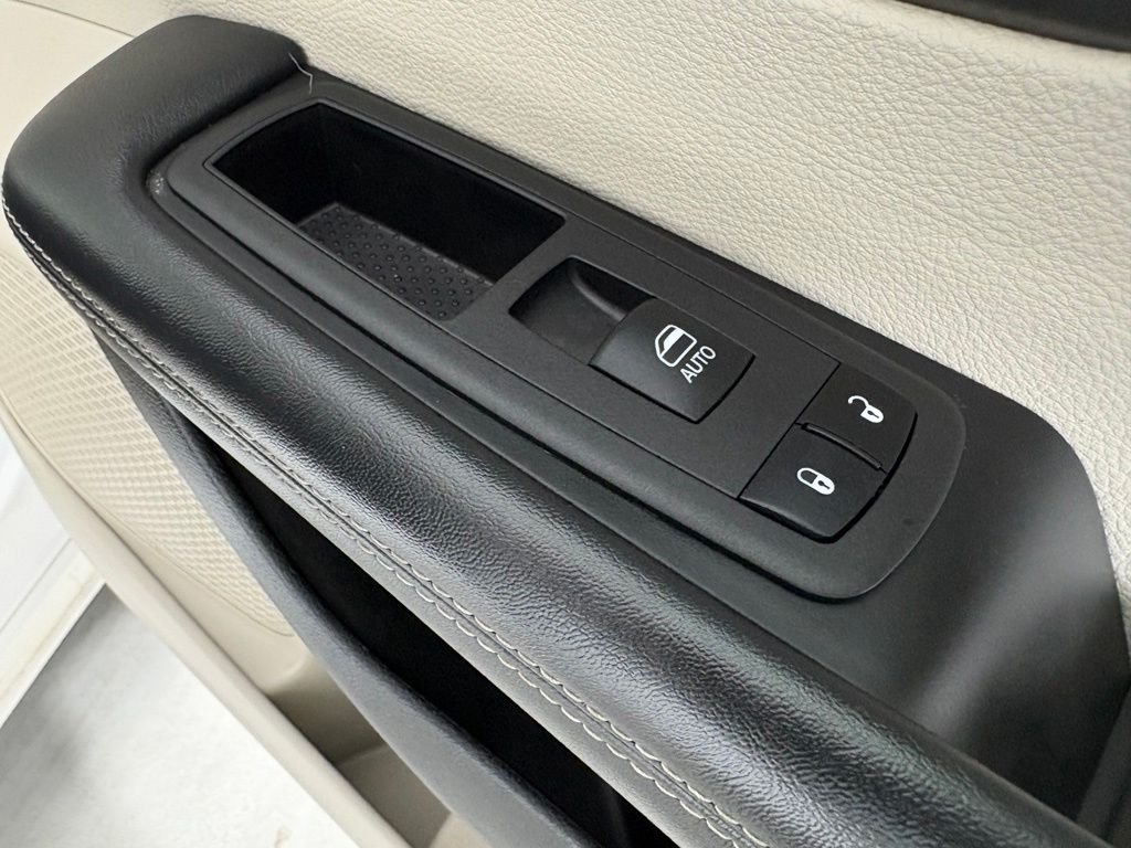 Used 2024 White Chrysler Touring L image 15