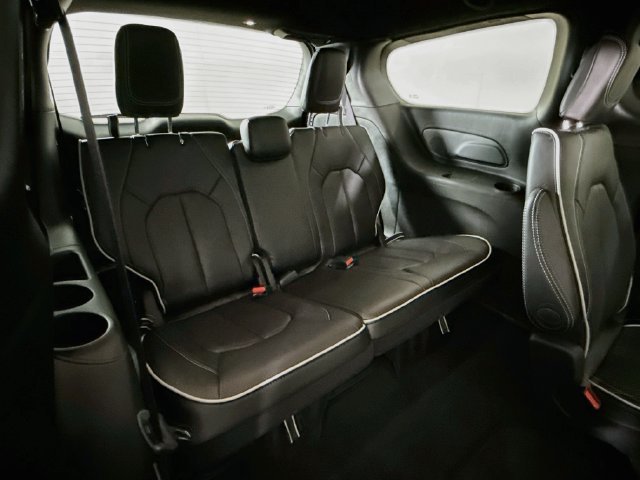 New 2027 Diamond Black Crystal Pearl-Coat Paint Chrysler Limited image 28