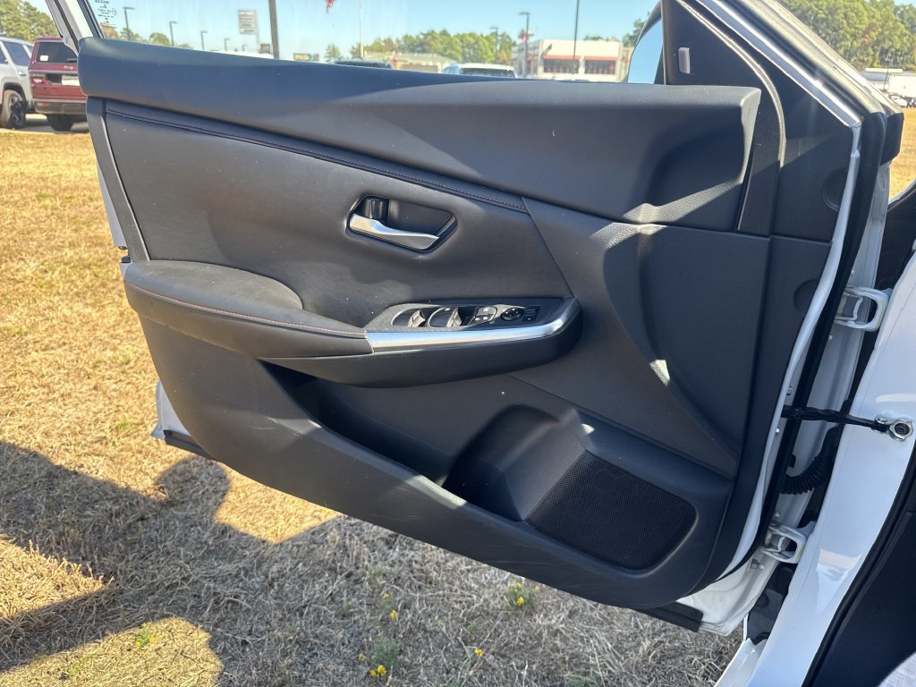 Used 2025 White Nissan SR image 16