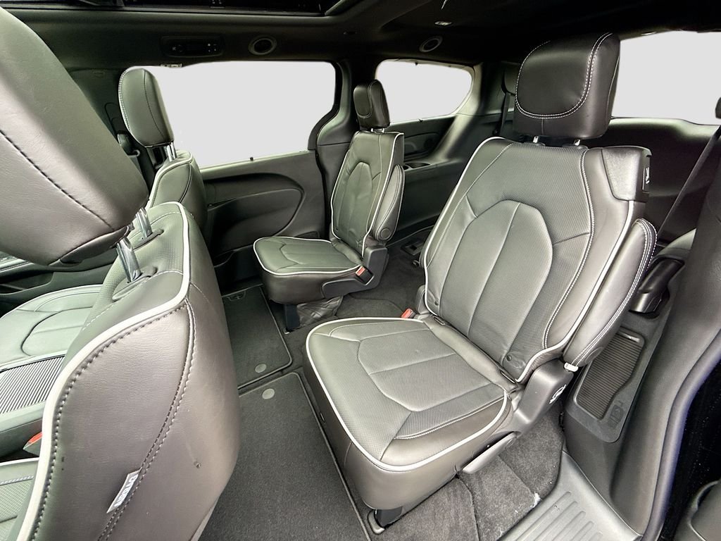 New 2027 Diamond Black Crystal Pearl-Coat Exterior Paint Chrysler Limited image 27