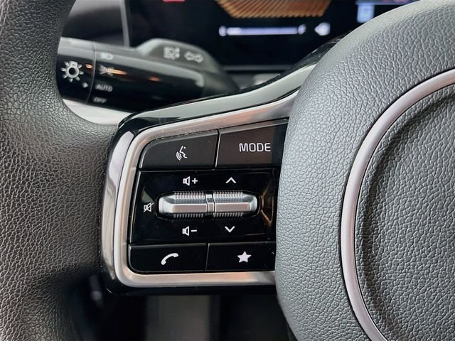 Used 2025  Kia LX image 13
