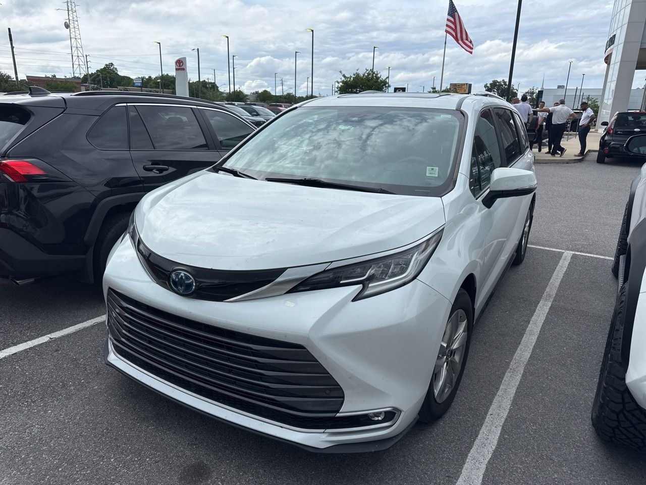 2022 Toyota Sienna Limited 7-Passenger Hybrid AWD's photo