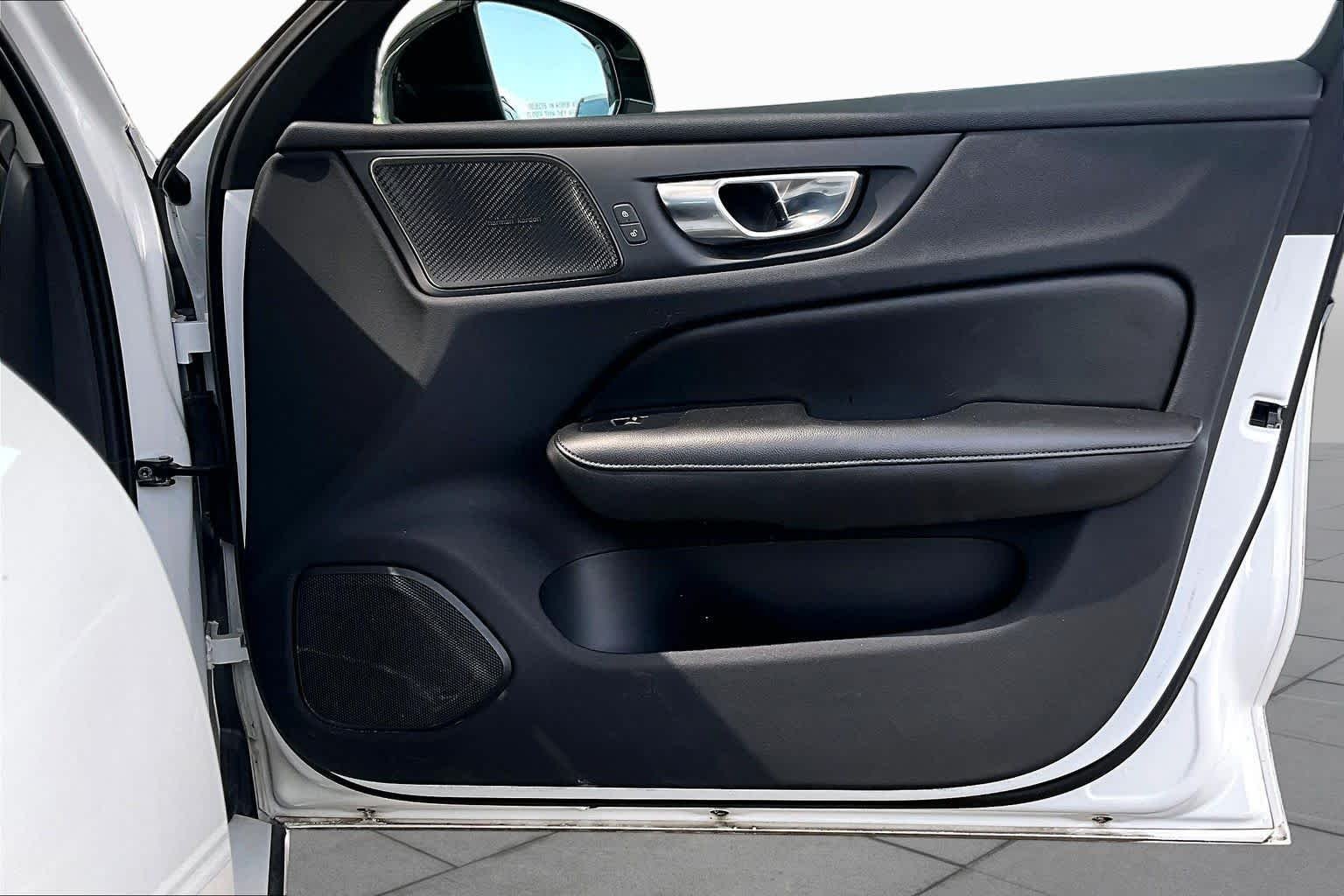 Used 2022 Crystal White Metallic Volvo Momentum image 23