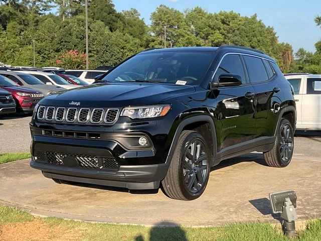 New 2026 Diamond Black Crystal Pearl-Coat Exterior Paint Jeep  image 3
